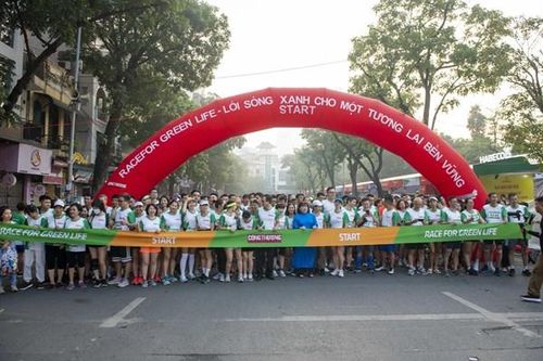 Gần 800 người tham gia Giải chạy 'Race for Green Life'