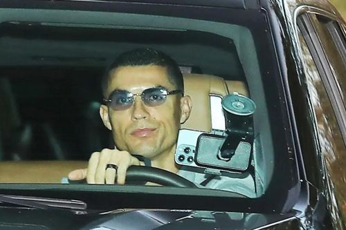Cristiano Ronaldo bất ngờ chuyển sang sử dụng iPhone