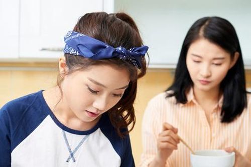 Tôi than thở chuyện sinh đẻ, chị dâu đã nhận ngay phần chăm sóc tôi ở cữ
