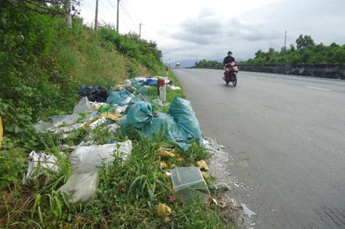 Rác nơi hành lang quốc lộ