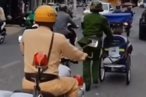 Công an đẩy xe lăn đi sửa cho người khuyết tật