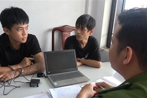 Nhiều xe ô tô quên không khóa cửa bị trộm tài sản