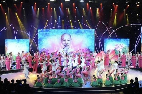 Những lời dạy của Bác tiếp tục soi sáng đường chúng ta đi