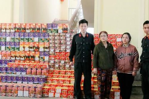Hai mẹ con phố núi 'găm' hơn 800kg pháo trong phòng ngủ