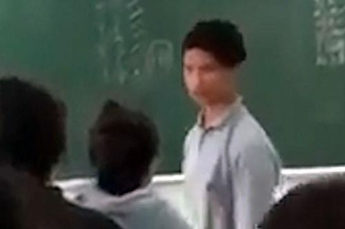 Vụ nữ sinh có hành động vô lễ với thầy giáo: Xử lý nghiêm để răn đe