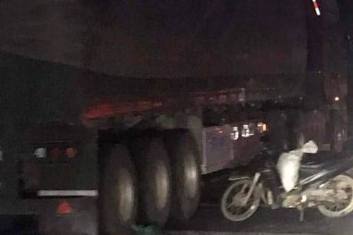 Quảng Trị: Xe đầu kéo va chạm với xe máy, 2 người thương vong