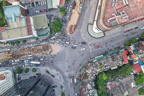 Hà Nội: Dự án cầu vượt chữ C ngổn ngang 'lụt' tiến độ ùn tắc liên miên