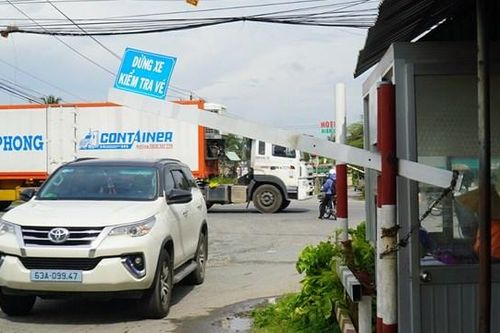 Tài xế tranh cãi vì trạm thu phí BOT gần cầu Rạch Miễu