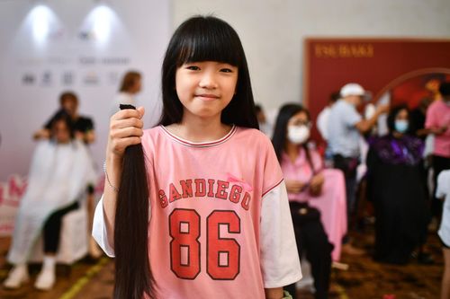 Bé gái lớp 7 ở TP.HCM hiến mái tóc cho bệnh nhân ung thư