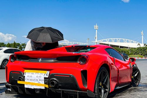 Trích xuất camera phát hiện người đàn ông đi ra từ ghế lái xe Ferrari