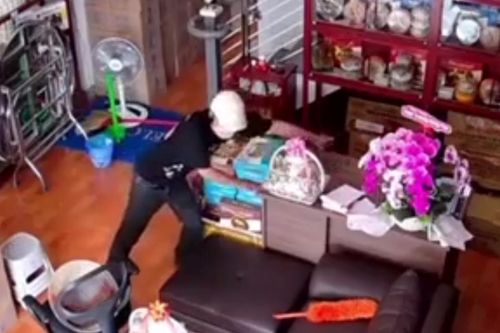 Camera ghi cảnh người đàn ông trộm 2 điện thoại trong cửa hàng