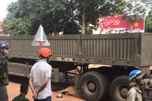 Va chạm xe đầu kéo, nữ sinh lớp 11 bị cán tử vong
