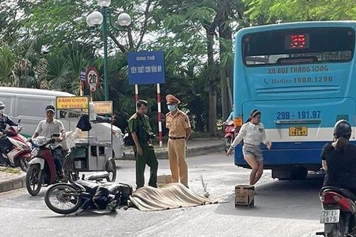Hai xe máy đâm nhau, một phụ nữa ngã văng vào bánh sau xe buýt