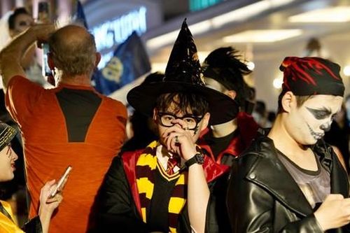 Giới trẻ biến hóa 'kinh dị' trong đêm Halloween