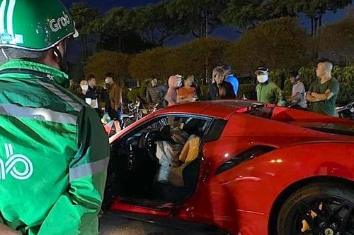 Siêu xe Ferrari đâm xe máy tại Hà Nội, một người tử vong