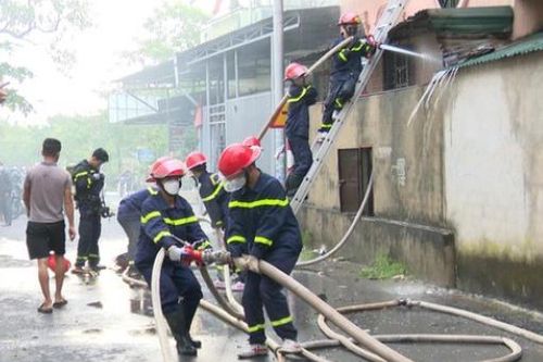 Hỏa hoạn lúc rạng sáng, chủ cửa hàng tạp hóa may mắn thoát nạn