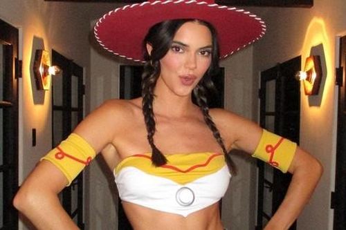 Kendall Jenner bị chỉ trích vì trang phục phản cảm
