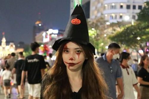 'Ma quỷ' nườm nượp trên Phố đi bộ Nguyễn Huệ trong đêm Halloween