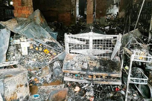 Cửa hàng tạp hóa cháy rụi, hai vợ chồng may mắn thoát nạn