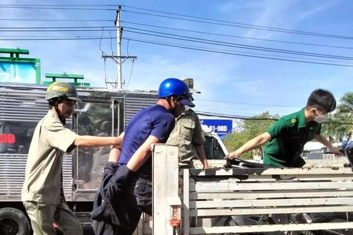 Thanh niên cầm chai xăng xông vào lớp giữ trẻ đe dọa phóng hỏa