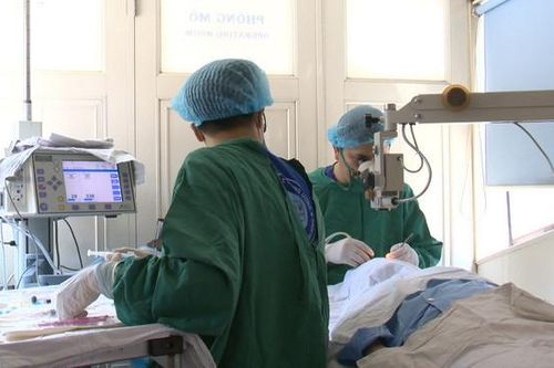 Bé 3 tuổi phải cắt bỏ một bên nhãn cầu vì sai lầm của bố mẹ