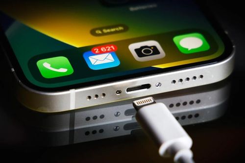 Còn lâu cổng Lightning mới biến mất