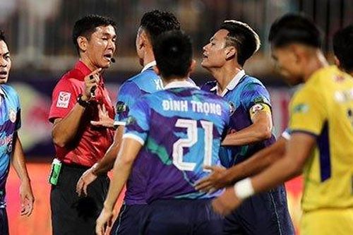 Trọng tài 'tặng' HAGL quả penalty bị treo còi đến hết mùa giải