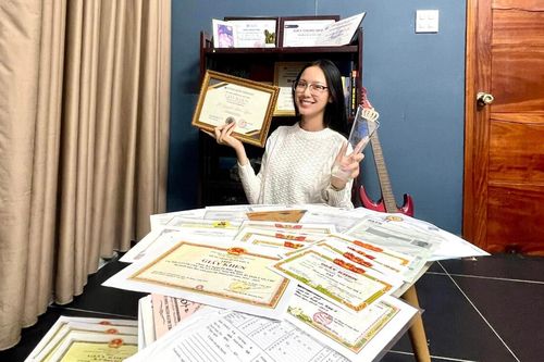 Choáng ngợp với loạt giấy khen 'dày cộm' của Hoa hậu Liên lục địa 2022 - Lê Nguyễn Bảo Ngọc