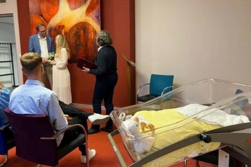 Cô dâu tổ chức hôn lễ ngay tại bệnh viện sau 14 tiếng sinh con