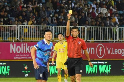 Sai sót của trọng tài ảnh hưởng không nhỏ tới cuộc đua vô địch và trụ hạng, lên hạng của V.League