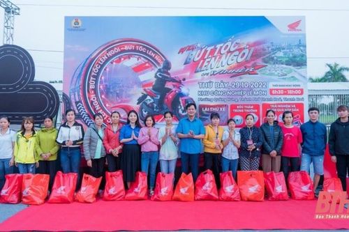 Tặng quà và hỗ trợ lái xe an toàn cho đoàn viên, công nhân, lao động