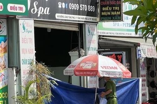Đi học về, con gái hoảng hốt phát hiện bố mẹ chết bất thường trong tiệm spa của gia đình