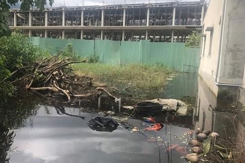 Xây chợ làm tắc cống thoát nước gây ô nhiễm môi trường
