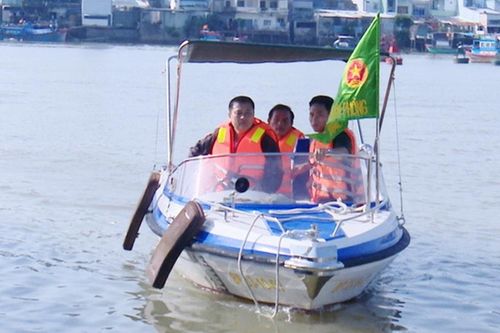 Kịp thời cứu nạn ngư dân khi tàu cá bị sóng gió đánh chìm