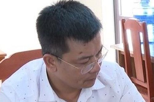 Bắt giam kẻ vi phạm còn dúi thuốc lá đang cháy vào mặt cán bộ Công an
