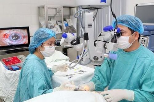 Hai cụ ông được nhìn ánh sáng sau 10 năm nhờ giác mạc hiến tặng