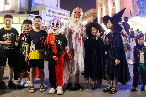 Giới trẻ Hà Nội hóa trang ma quái đổ lên phố đi bộ đón Halloween