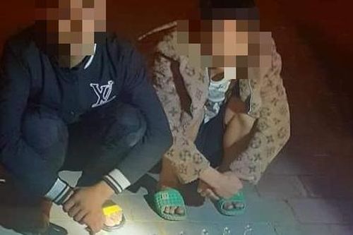 Ngăn chặn nhóm đối tượng mang hàng chục vỏ chai thủy tinh ném xuống đường để tạo phấn khích