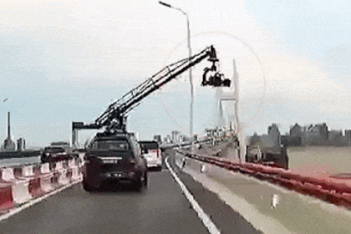 Cần cẩu quay phim đâm vào cột đèn ở Trung Quốc