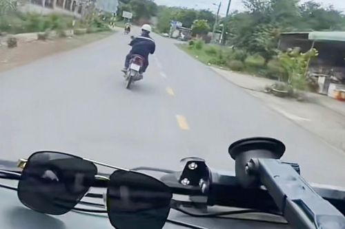 Cản đường xe cứu thương, tài xế xe máy bị phạt 1,5 triệu đồng