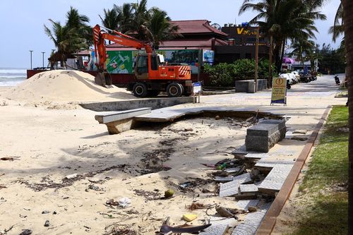 Bãi biển Đà Nẵng hoang tàn, vắng lặng sau trận ngập lịch sử