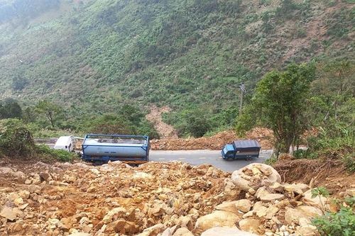 Hàng loạt điểm sạt lở, xuất hiện hàm ếch trên đèo Hải Vân khiến xe tải đi trong nơm nớp