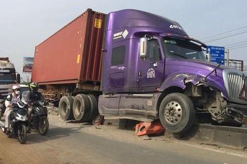 Xe container cày nát dải phân cách, Quốc lộ 1 ùn tắc kéo dài