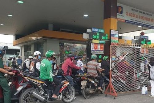 Giá xăng tăng, cảnh xếp hàng mua xăng chưa giảm