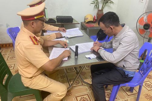 Tài xế ô tô cản trở xe cấp cứu ở Tuyên Quang bị xử phạt, tước bằng lái