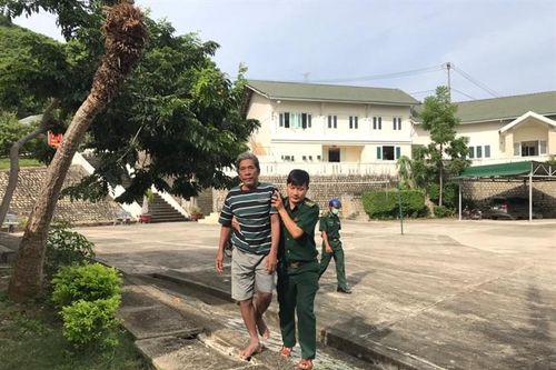 Cứu nạn kịp thời 5 thuyền viên trong vụ chìm tàu cá trên biển