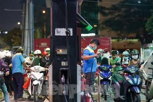Người dân TPHCM lại quay cuồng trong ma trận 'hết xăng, còn dầu'