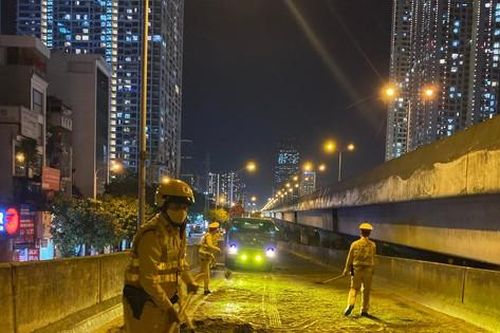CSGT xúc cát ngăn vết dầu loang, giúp xe không trượt ngã trên đường Vành đai 3