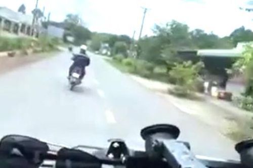 Người đàn ông đi xe máy lạng lách cản trở xe cứu thương bị tước bằng lái 2 tháng