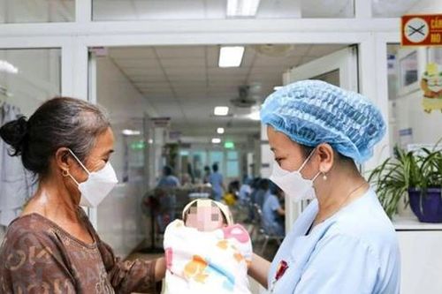 Cứu sống bé gái sinh non 25 tuần chỉ nặng 700gram